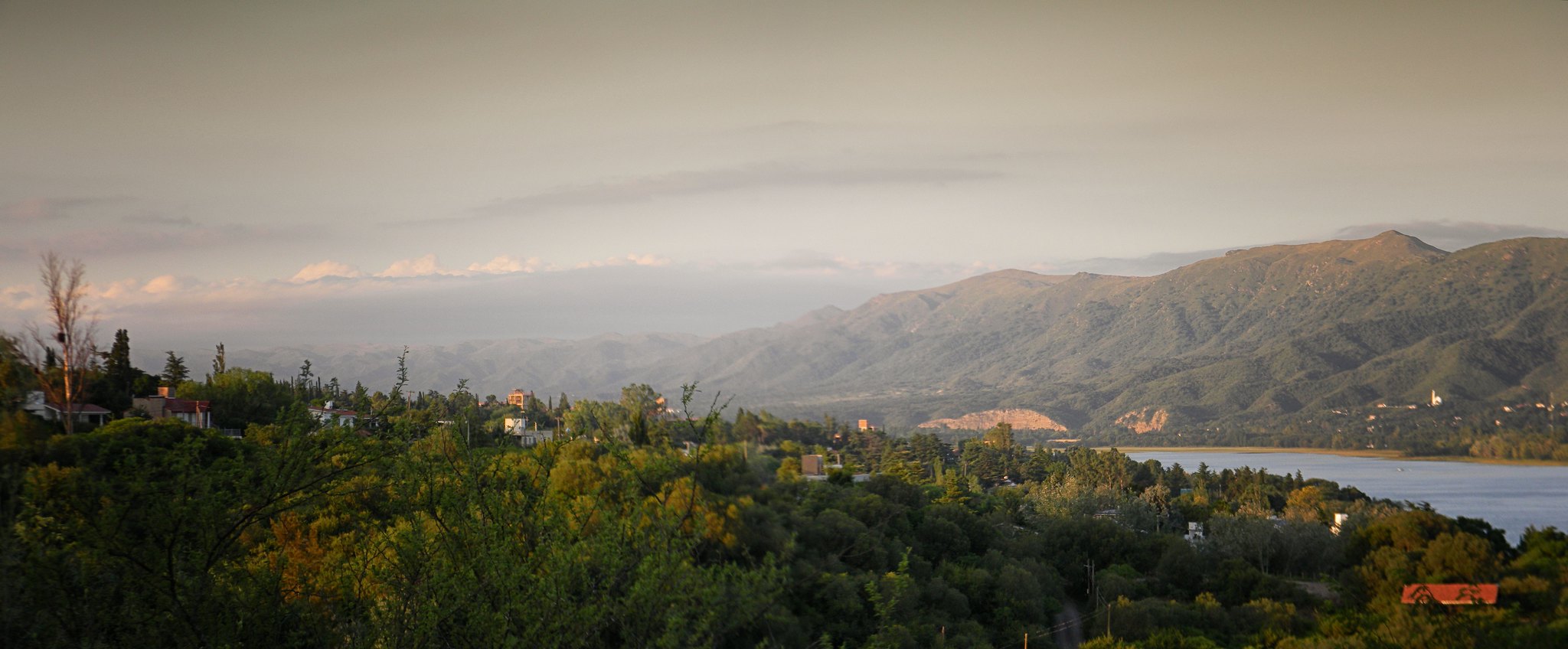 Vista panorámica del Valle de Punilla y el lago San Roque